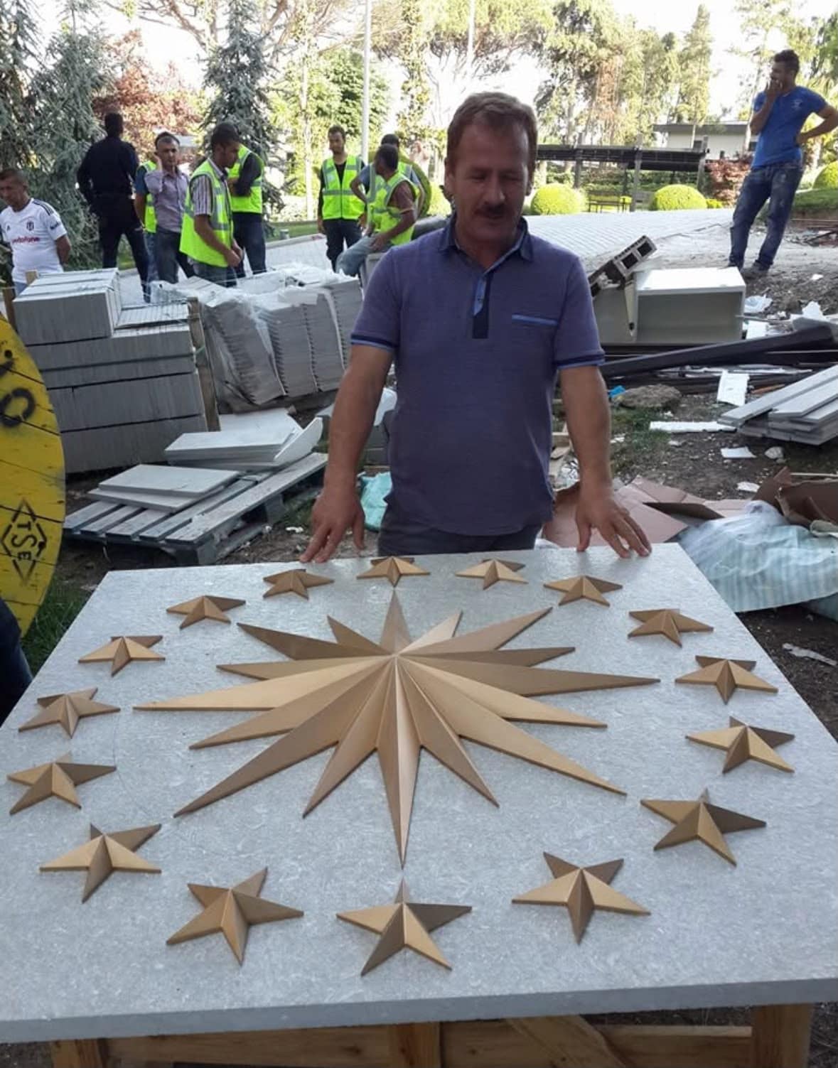 Yıldız motifli mermer madalyon panosu ve işi yapan usta